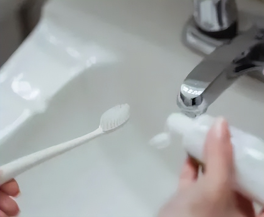 刷牙牙膏要不要提前沾水,牙膏不沾水刷牙更干净