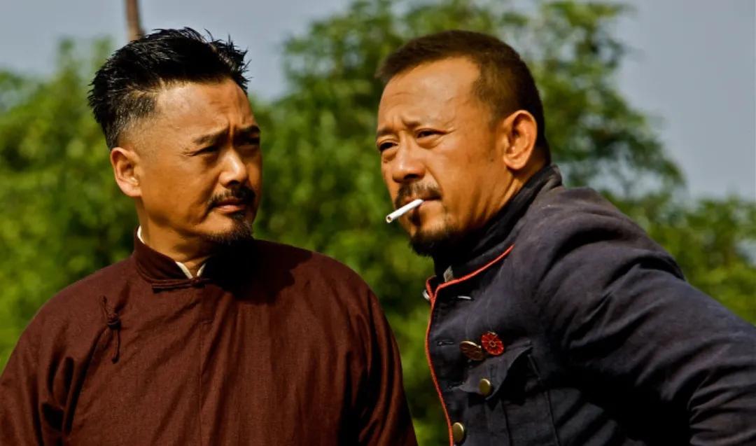 他每个头衔都有相同的两个字，这么多职位，这得挣多少钱？