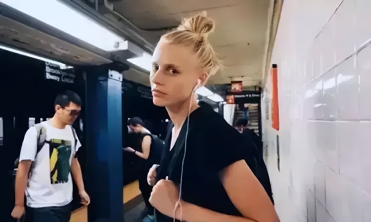 超模用卫生棉条感染截肢励志,一名超模因卫生棉截肢