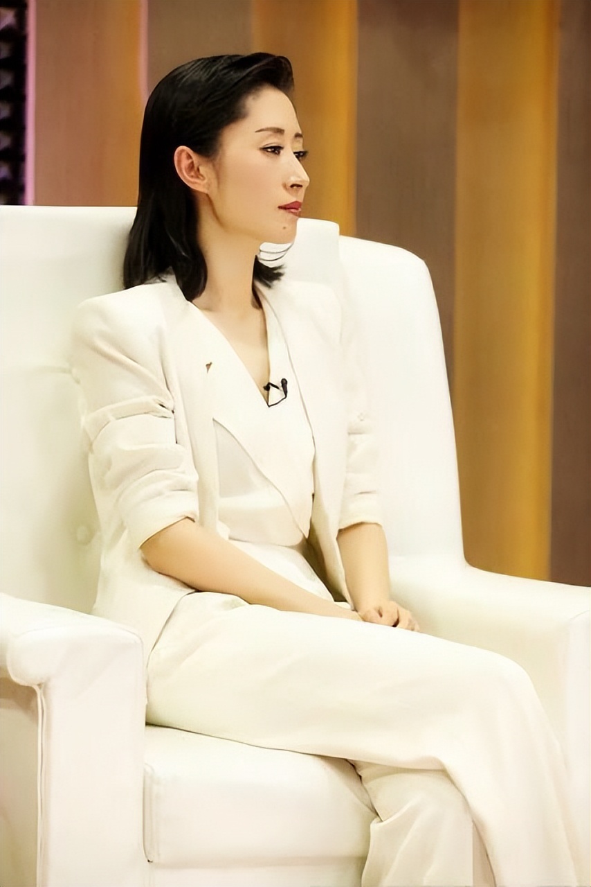 女士的法则刘敏涛短发,今年最流行的减龄短发中年款