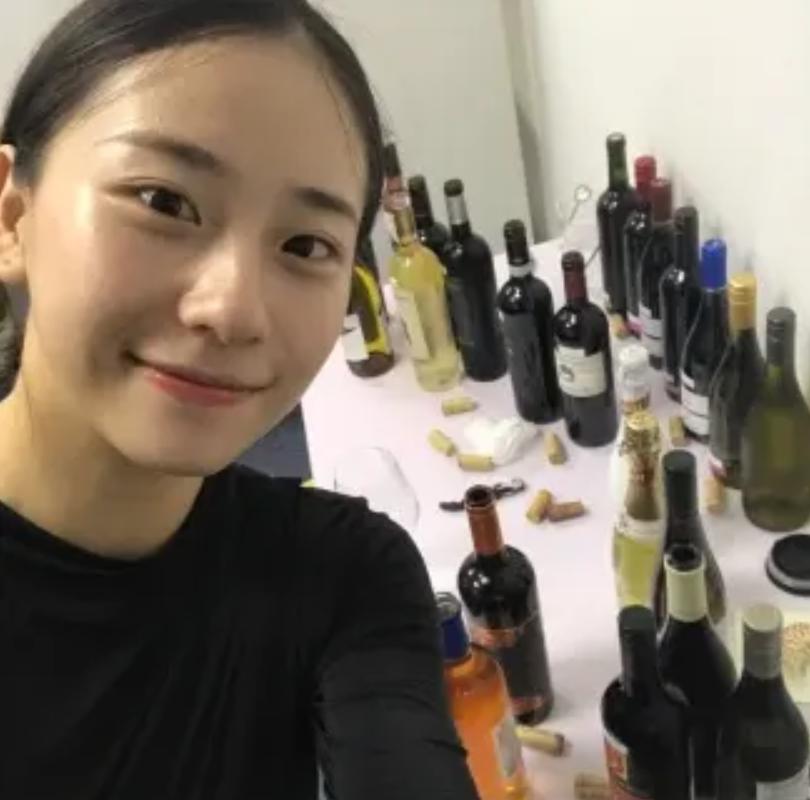 90后北京美女，靠卖酒爆红，一场直播卖100万，年入3.5亿，凭啥？