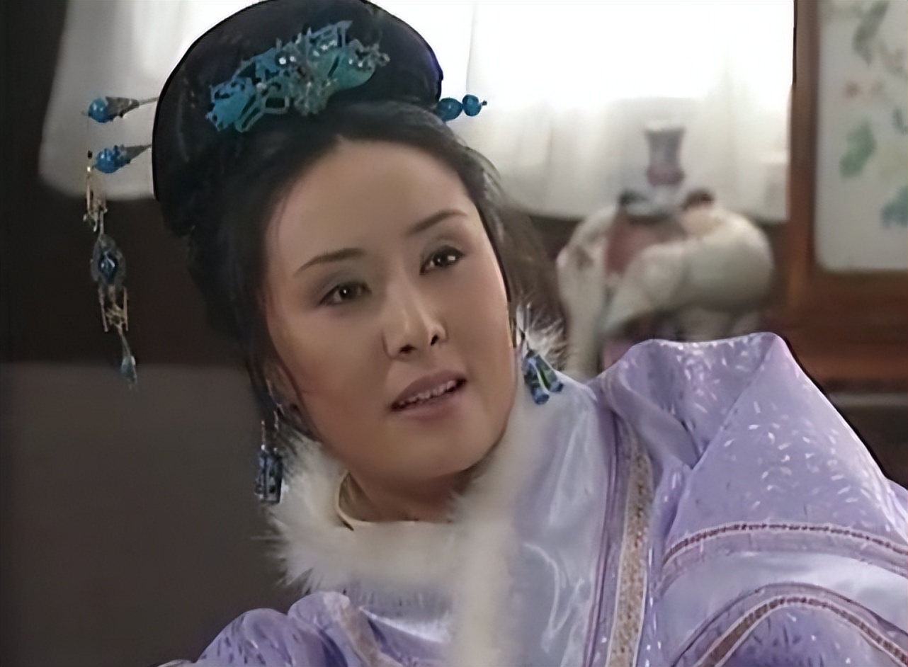 她用20盘录像带揭露和30个导演的“丑事”，退圈20年后又复出了