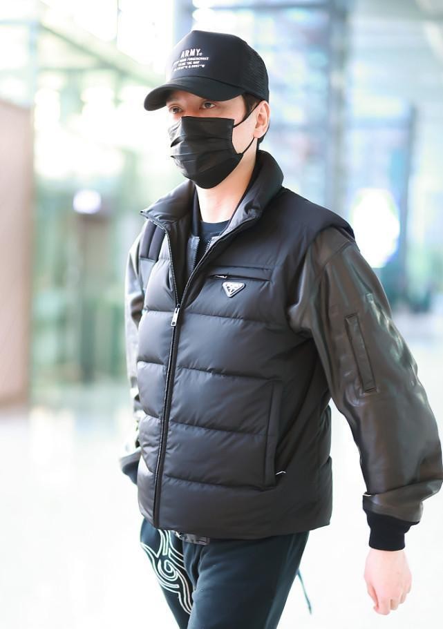 冯绍峰黑色外套搭配蓝色牛仔裤,冯绍峰休闲装穿搭