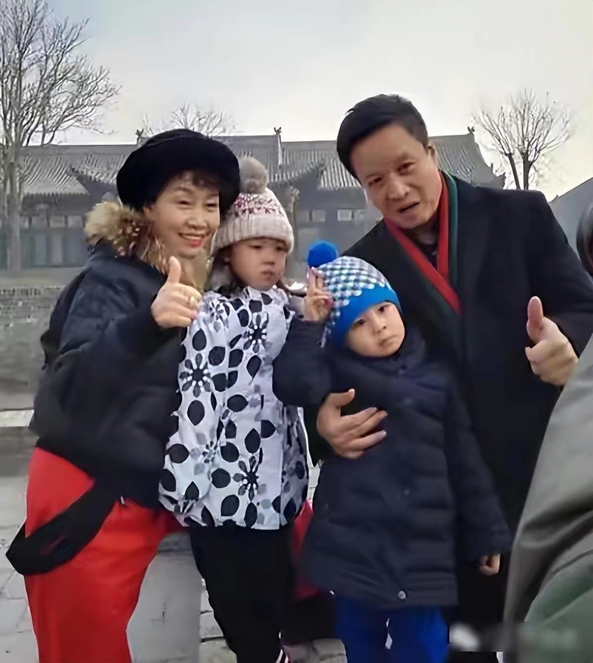 60岁阎维文全家近照呵护患癌妻子,歌唱家阎维文女婿是谁