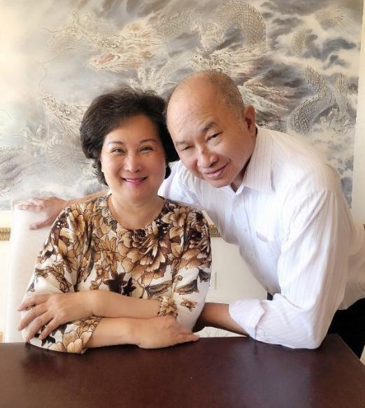 吴宇森一家四口 (吴宇森妻子现状)