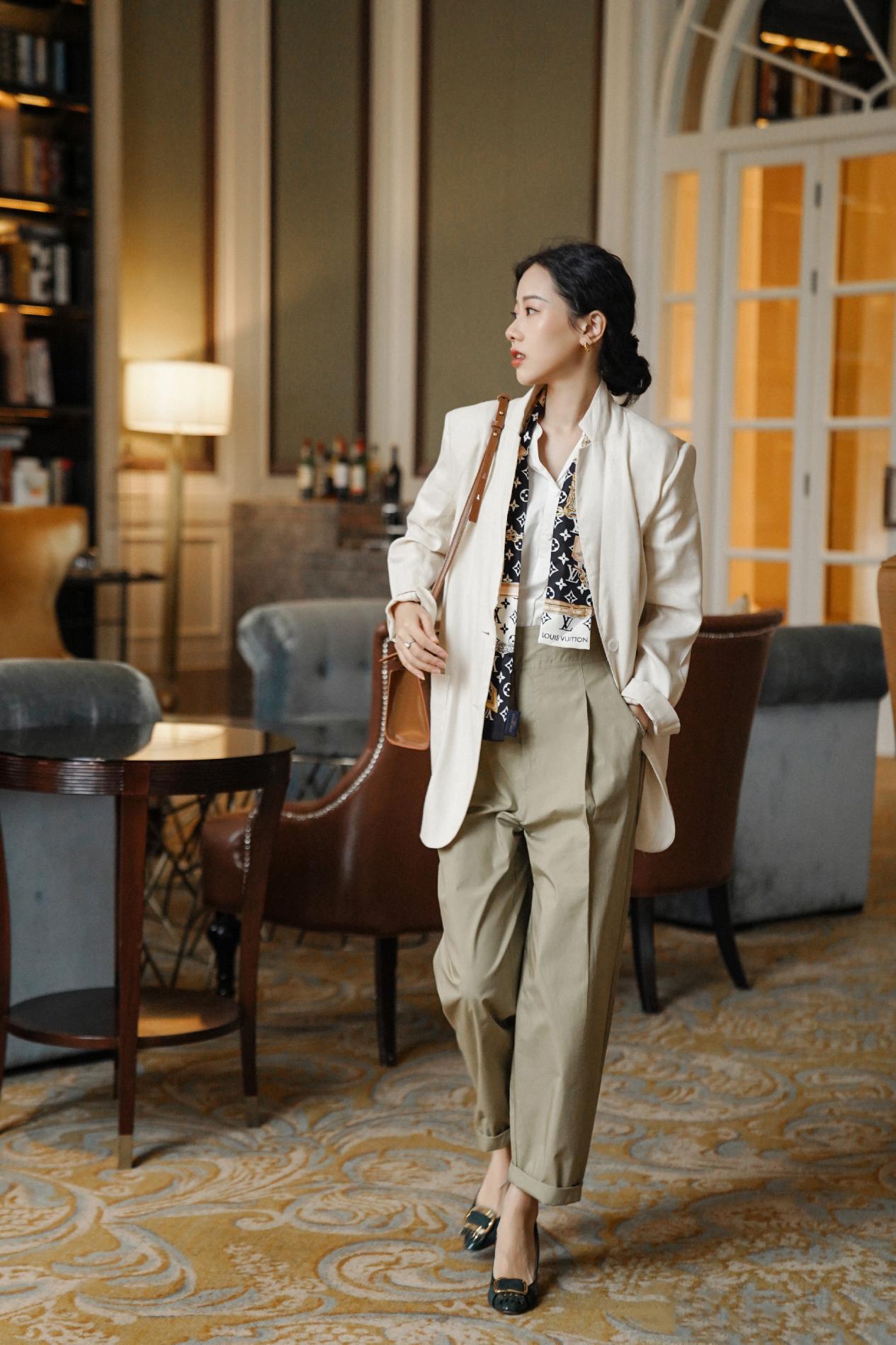 好看的丝巾穿搭,适合所有穿搭的丝巾