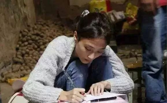 大学生回到家发现多了个弟弟,大学生回家突然多了个弟弟