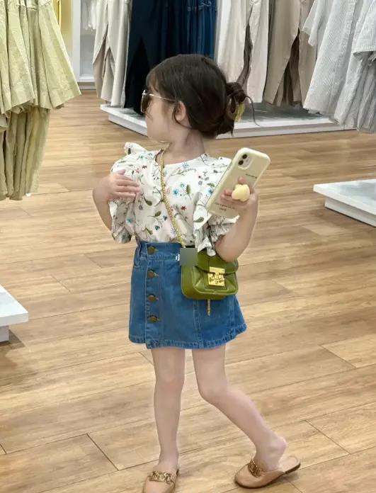 妈妈在地铁里为*女幼**拍摄成人视频的视频，已经炸成无数臭儿童软色情！