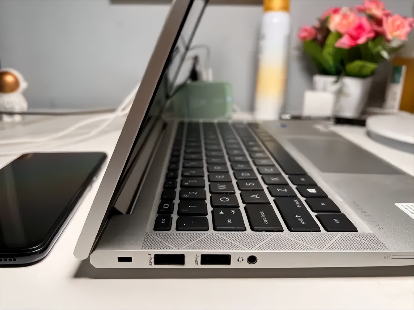 电脑屏幕出现横条纹闪烁怎么回事,电脑屏幕闪烁或直接黑屏怎么回事