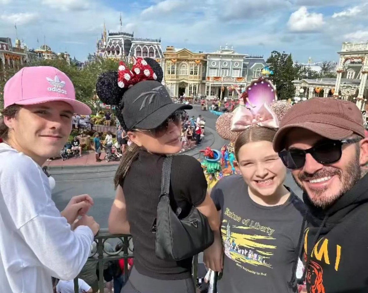 贝嫂带小七出街购物,贝嫂抱小七纽约逛街