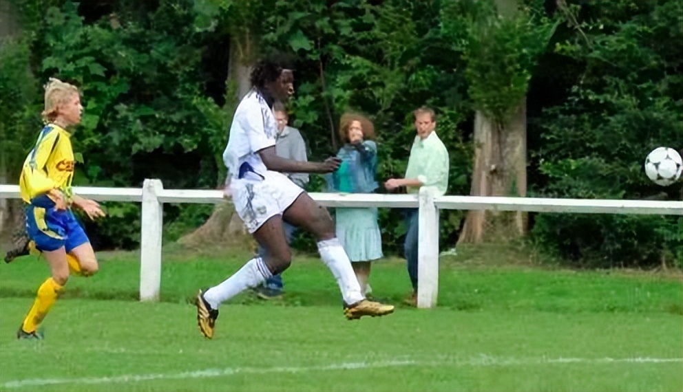 足球！让我们现在都认识了这个曾经食不果腹的男孩