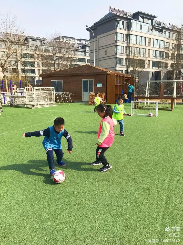 香蕉哥哥，一起动起来吧！奎文区实验幼儿园让更多的孩子逐梦绿茵