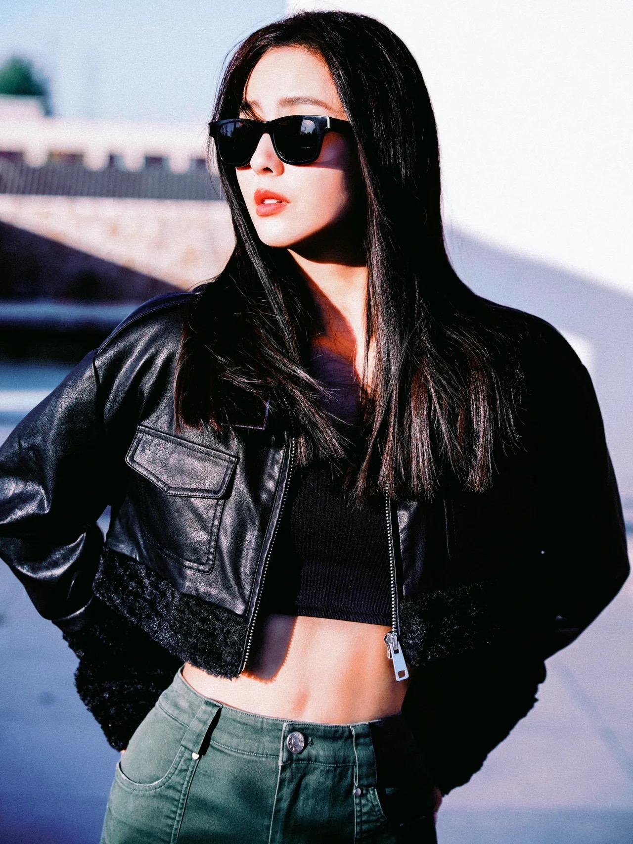 佟丽娅离婚后风格大变，穿超短皮衣秀“马甲线”，戴墨镜又飒又美