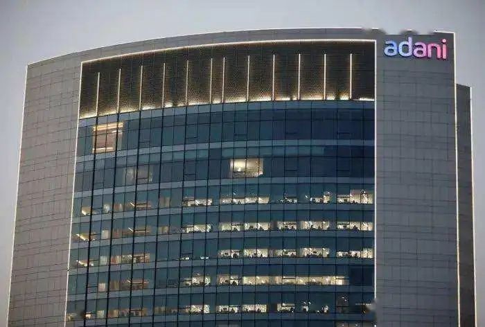 从贫民窟走出的首富,从贫民窟到世界首富小说