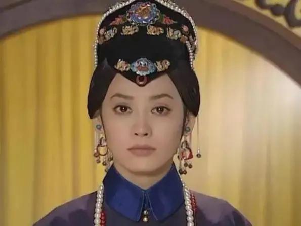 1635年，孝庄给丈夫皇太极请安，刚到门口，却听见姐姐的撒娇声