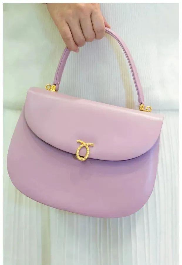 英国女王最喜欢的包包牌子,英国女王拿的包包价格