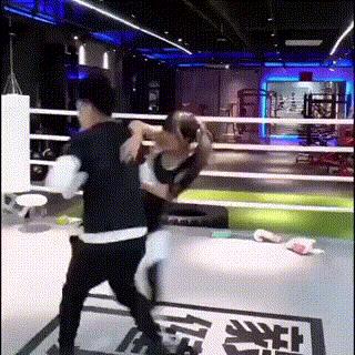 楼下开了一家店每天生意都很好,楼下开了一家百货店