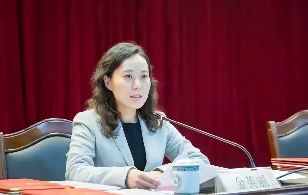 上海“女色贪”终落马！甘愿被三名富商*养包**，随身携带8个安全套