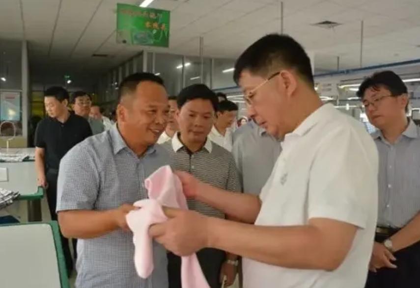 花1亿给员工包车,20年没人离职!他跟996对着干,却年入226亿