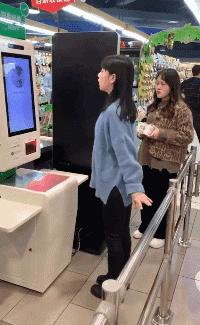 搞笑gif谁这么有才把车开上房顶了,搞笑gif段子这车开出去也太拉风了