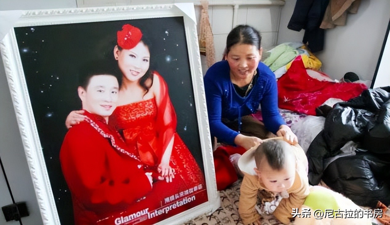 沈阳一小伙在公厕结婚生子，一住就是五年，如今孩子无法上学