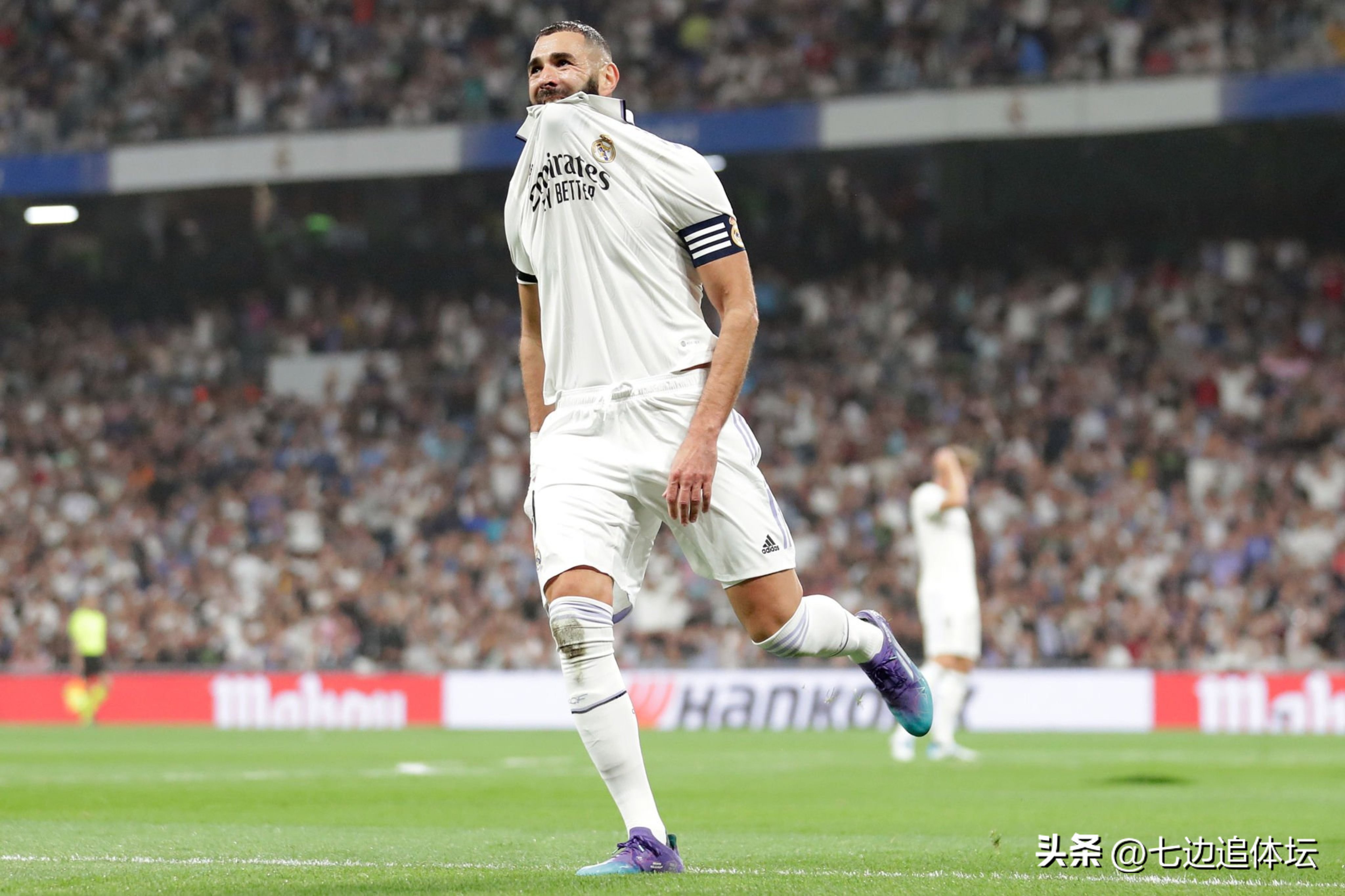 曼联惨败止步8强哈兰德,哈兰德错失绝大空门曼联