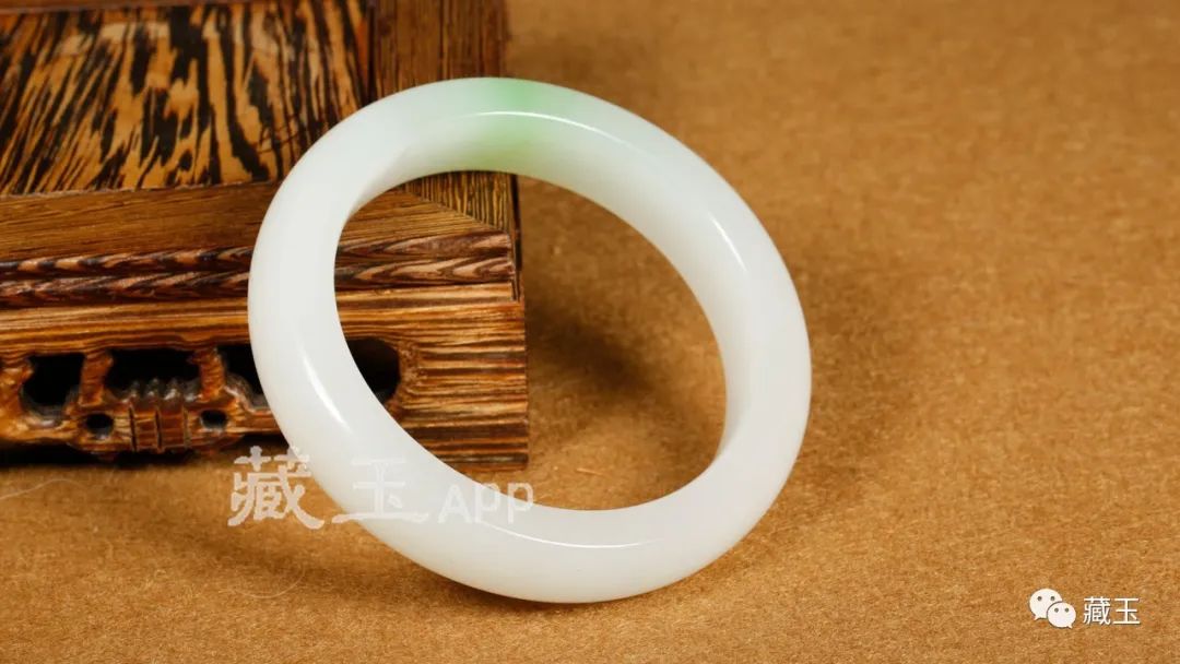价值10万玉手镯只卖500元,1000块钱的和田玉手镯是不是真货