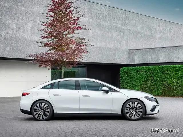 奔驰eqesuv选装三联屏多少钱,奔驰eqe纯电动车2023最新优惠