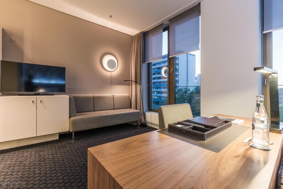 游客在网红旅店床底发现尸体,男子入住酒店遇到恶心的一幕