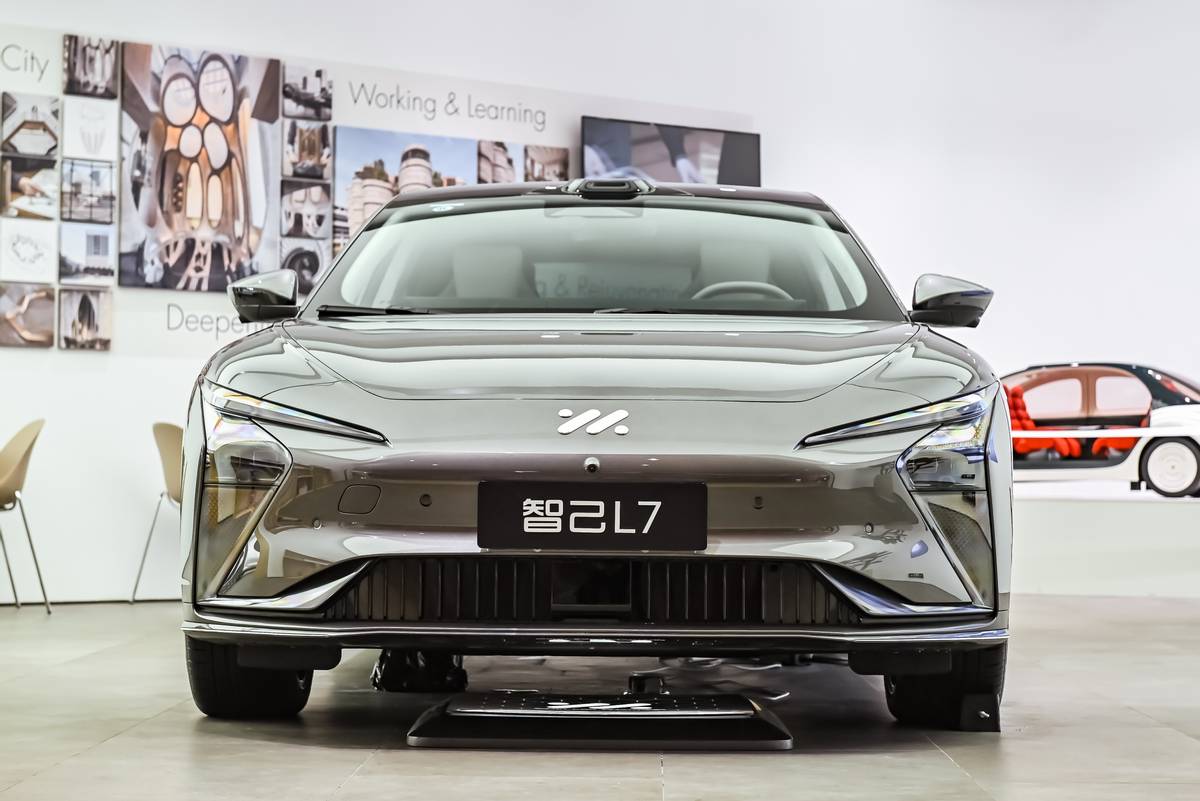 智己l7改款沉静式体验,智己ls7对比理想l7驾驶感受