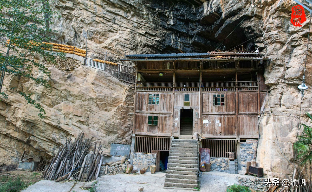 重庆深山悬崖上发现辉煌建筑房屋,重庆大山悬崖峭壁发现千年古房子
