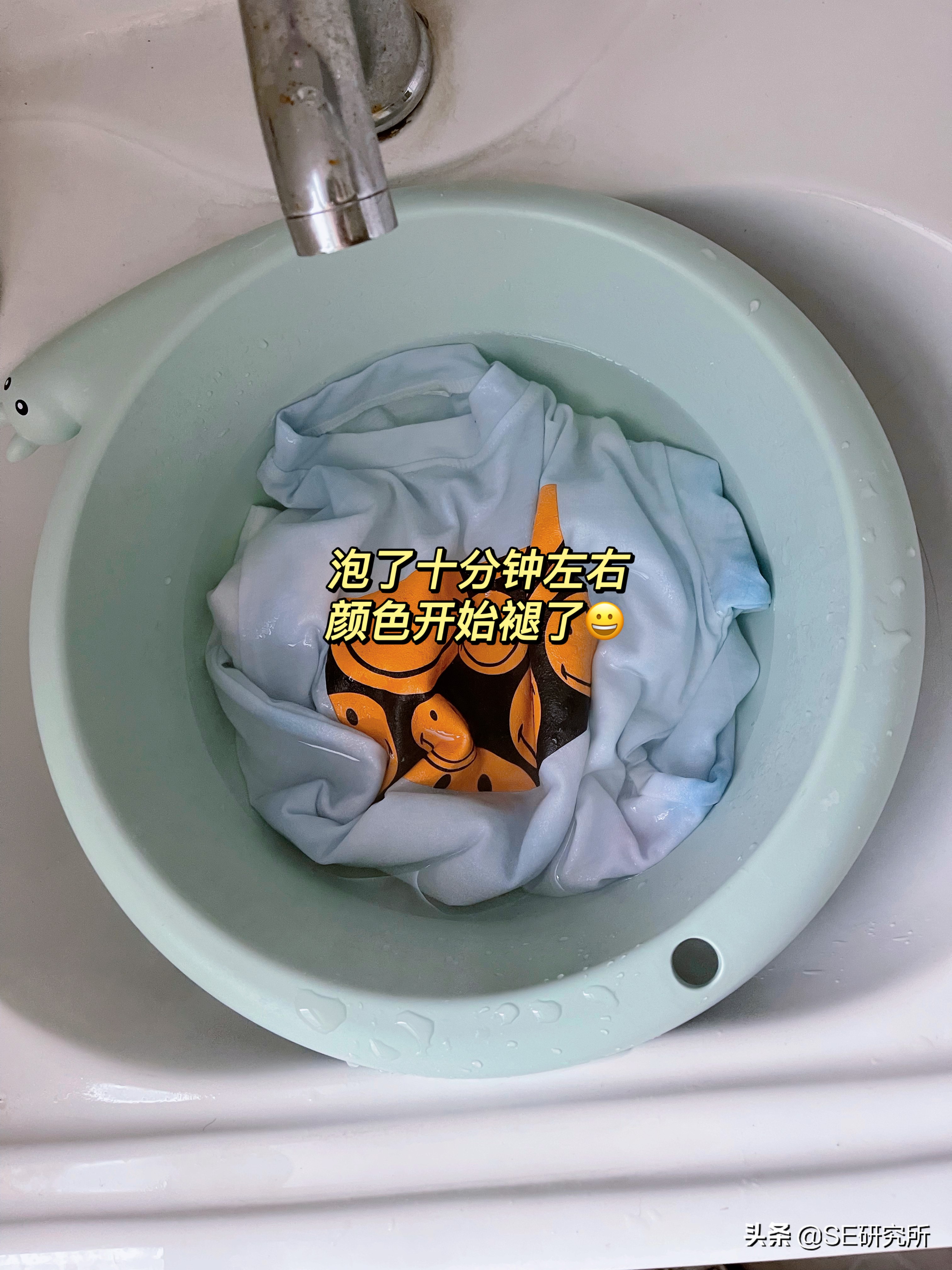 被84消毒液染色衣服用清水咋恢复,刚染色的衣服怎么处理