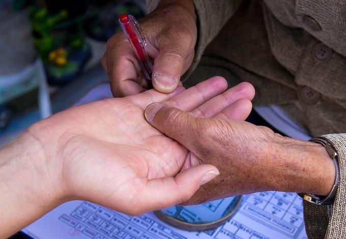 算命先生说的断掌是什么意思,断掌富贵不相欠什么意思