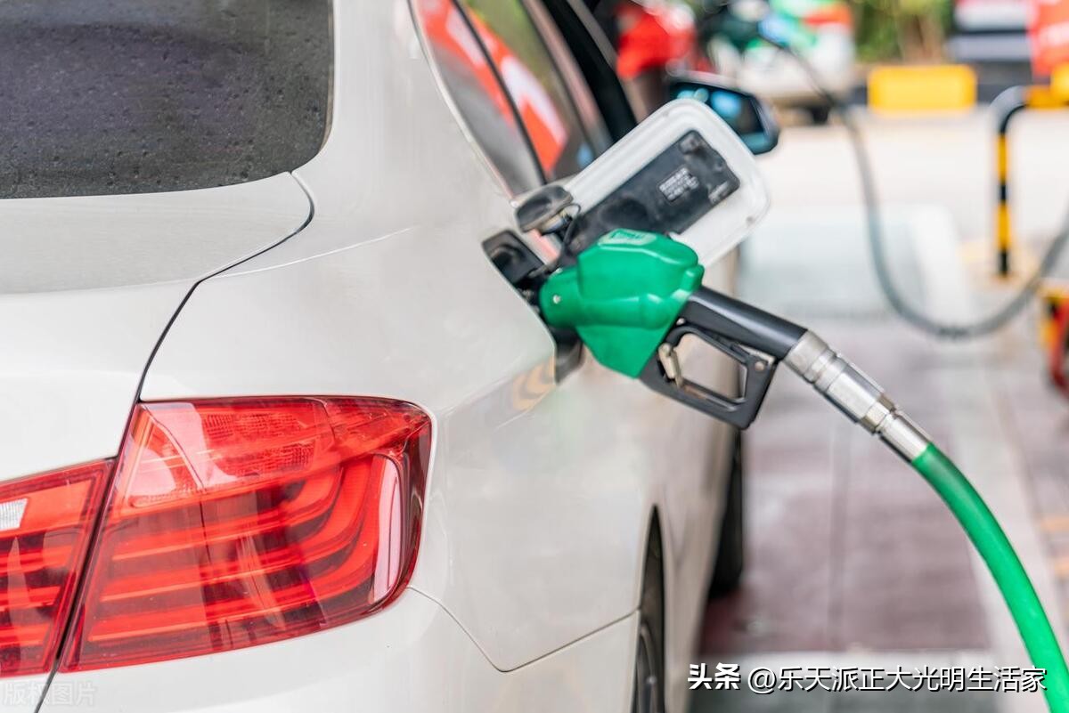 市场油价多少钱一升,现在的油价到底多少钱一升啊