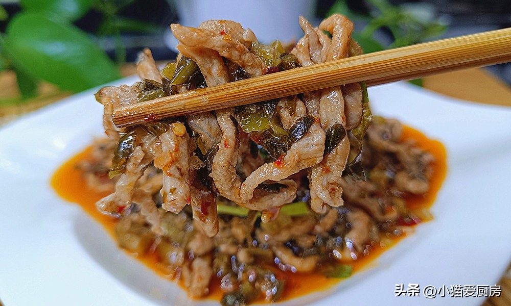 四川正宗水煮酸菜肉片做法,四川酸菜的做法酸辣脆爽特别开胃