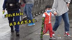 萌娃头被卡求助消防,萌娃卡住消防员