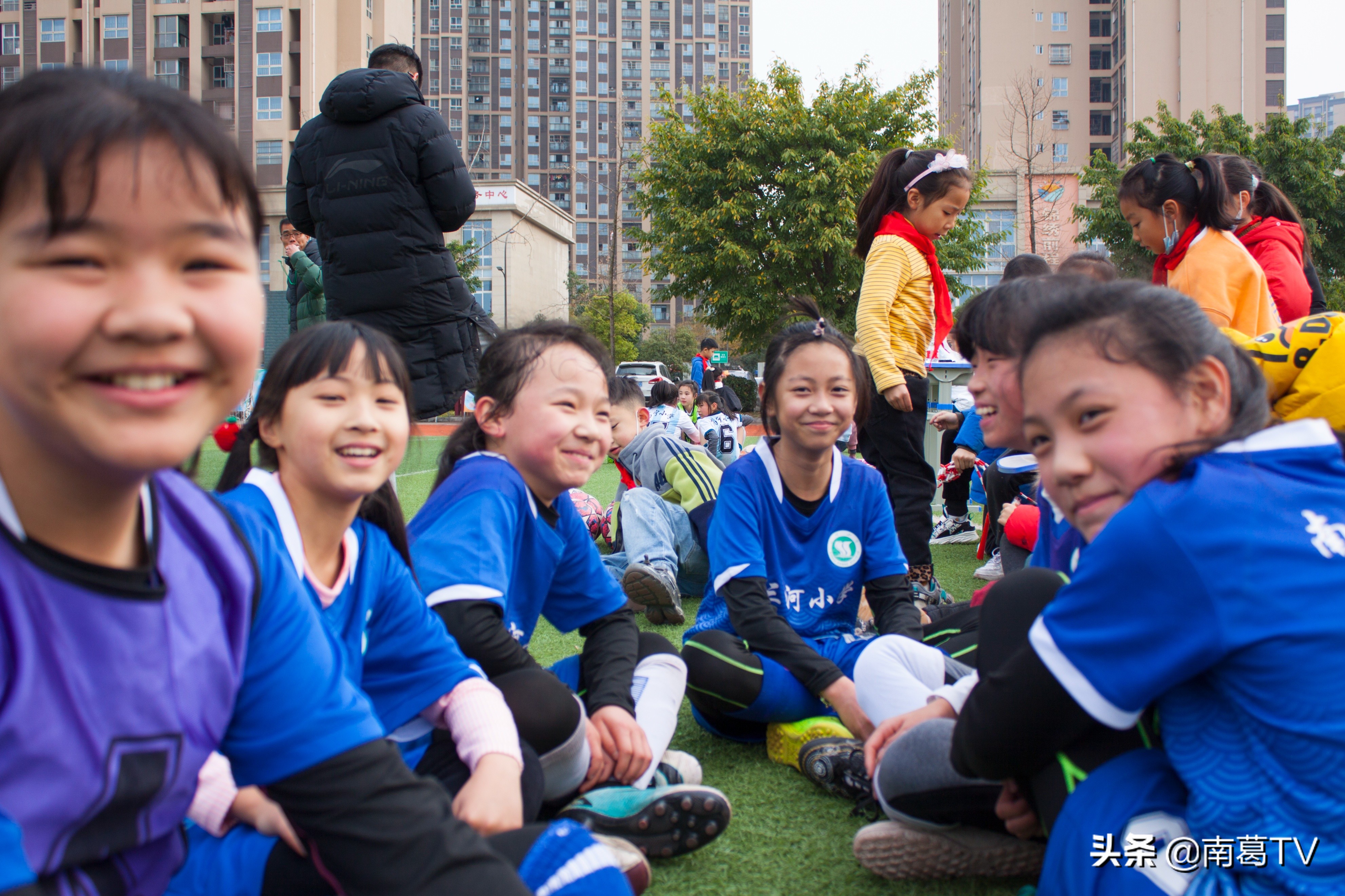 爱踢球的女生有多努力,爱足球的女生每一天都是彩虹