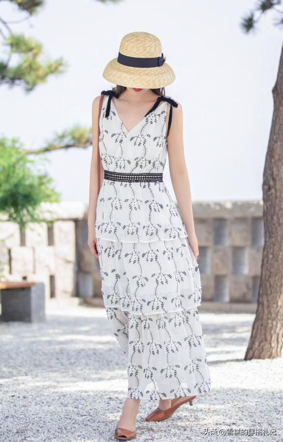 今年爆火吊带裙,最近很火的印花裙子