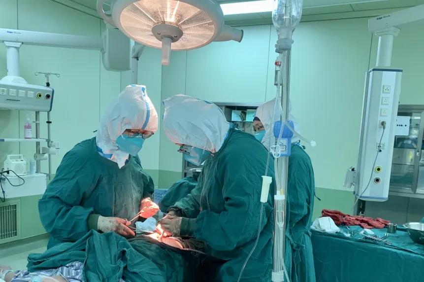 怀孕33周子宫破裂是什么症状,怀孕33周轻微出血有宫缩