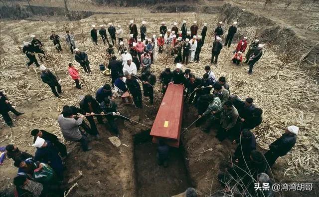 土葬火葬争论现场,中央关于农村土葬火葬改革问题