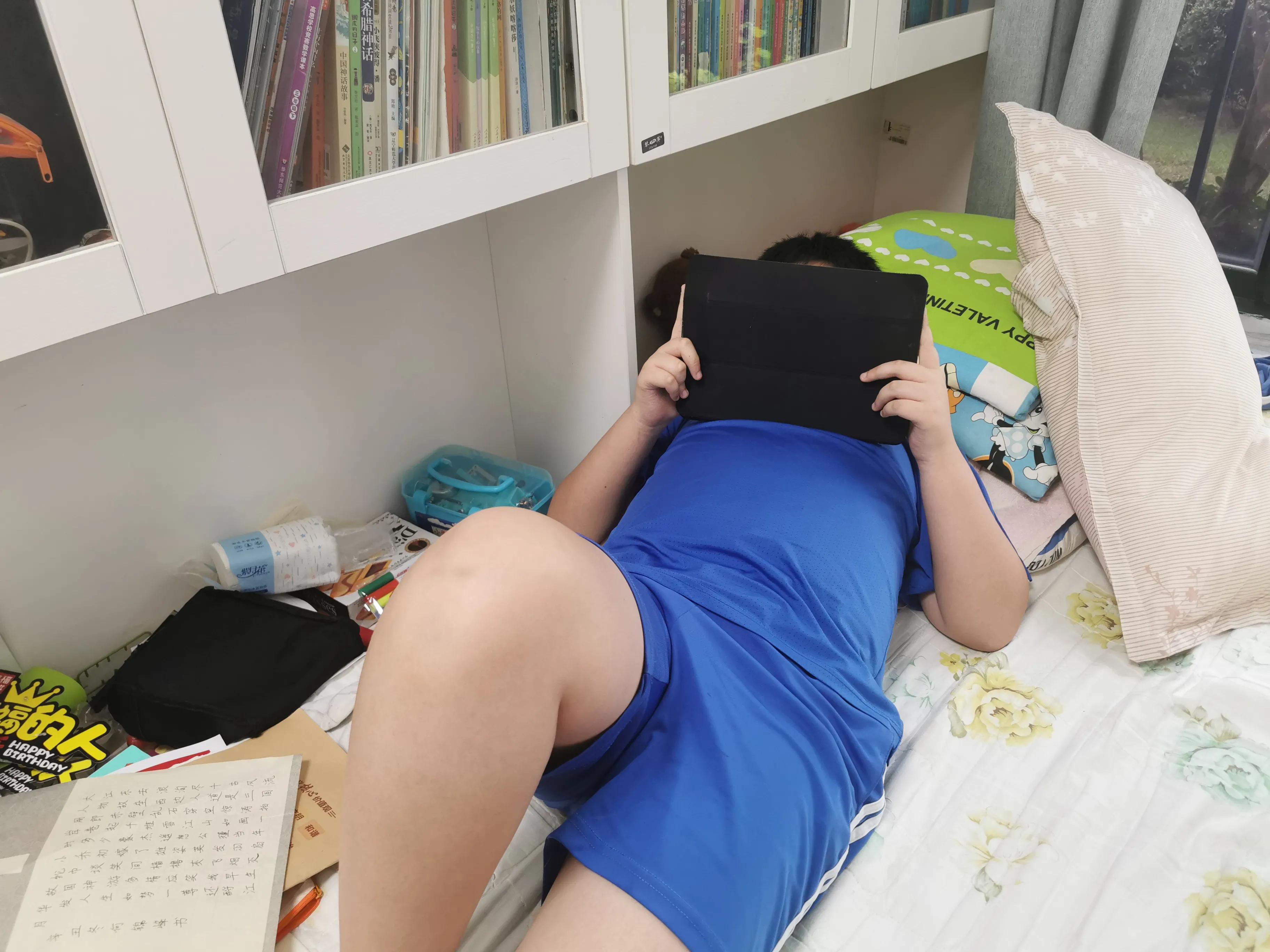 孩子厌学沉迷游戏打父母,12岁男孩辍学打游戏赚了50万