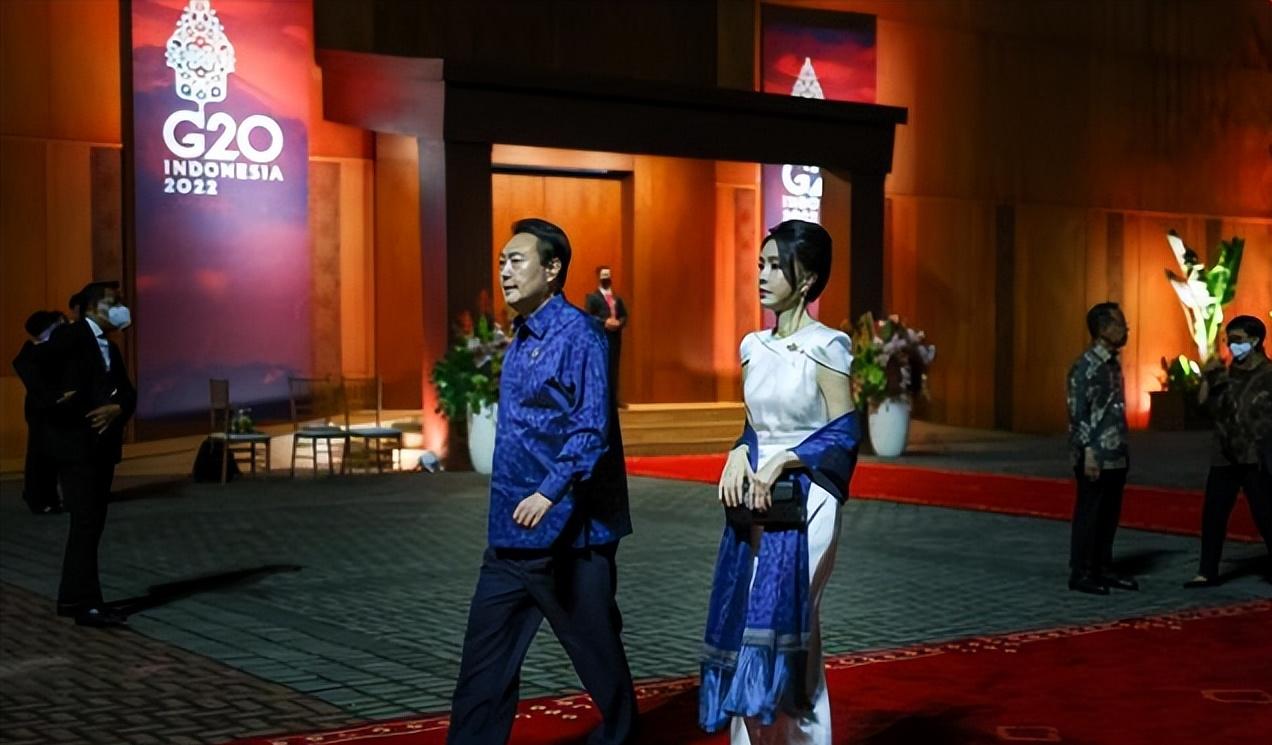 韩第一夫人真拼！峰会结束回国就营业，换新造型欢迎沙特王储真美