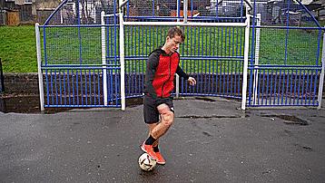 地面花式足球,花式足球技巧之地面舞蹈