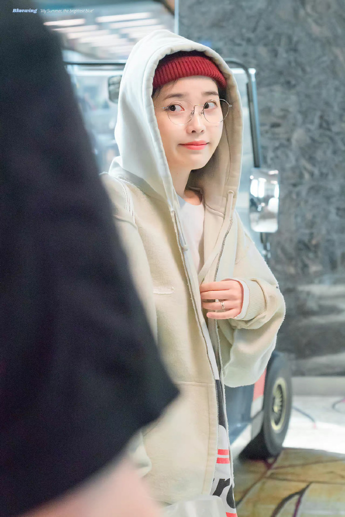 李知恩iu紫色运动服装,iu李知恩穿花卫衣