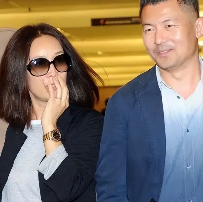 公然挑衅刀郎，机场怒踹粉丝，歌坛“一姐”那英究竟凭啥这么狂？