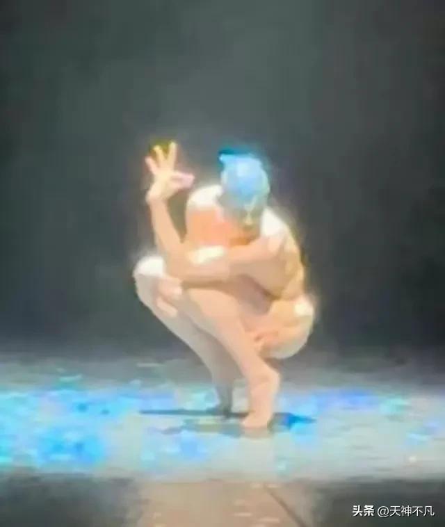 杨丽萍又惹争议，女演员摸*体下**，风格越来越诡异，网友直呼看不懂