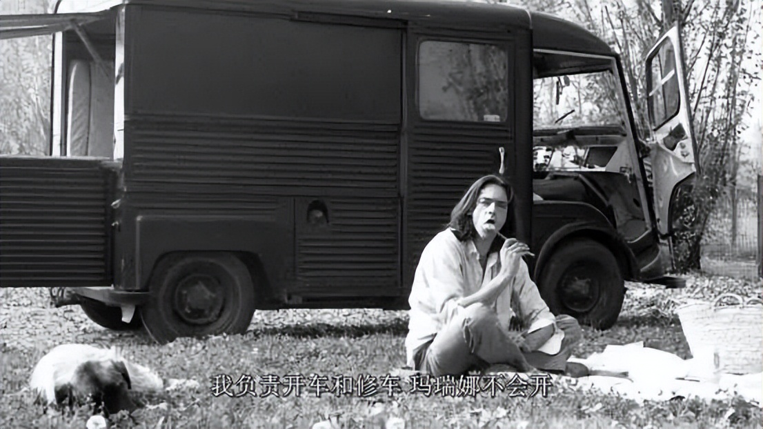 行为艺术之母—玛丽娜裸身试人性，揭示了“人性本恶”的道理