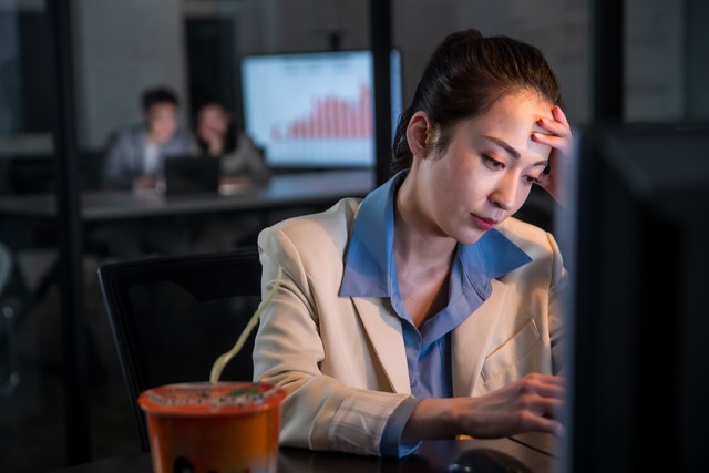 暑假打工00后被老板骂,00后女孩暑假工被老板骂没眼力见