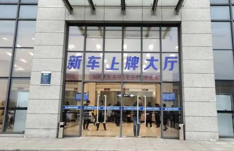 一男子抽中88888车牌,男子选中7777车牌