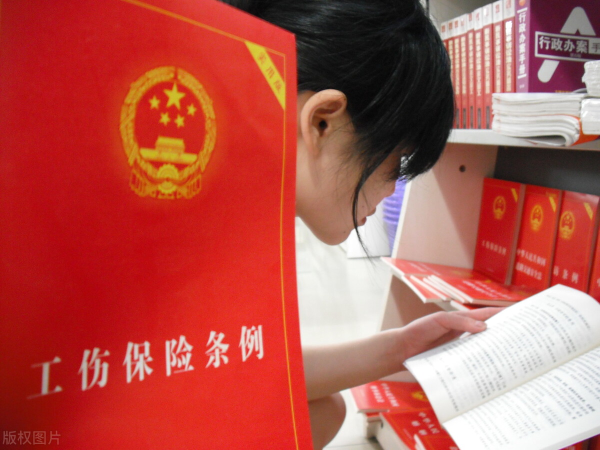 未经劳动部门认定为工伤，能以工伤直接要求赔偿吗?有无时间限制?